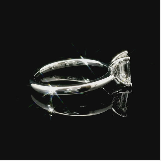 Solitario in oro bianco con diamante lab-grown taglio smeraldo, 1,00 carati.