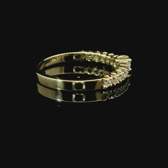 Fedina con diamante centrale in oro giallo con diamanti lab-grown taglio brillante, 0,44 carati.