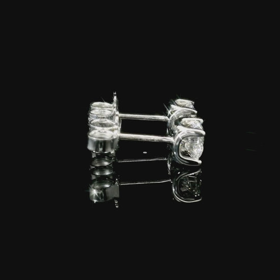 Orecchini punto luce in oro bianco con diamanti lab-grown taglio brillante, 1,04 carati.