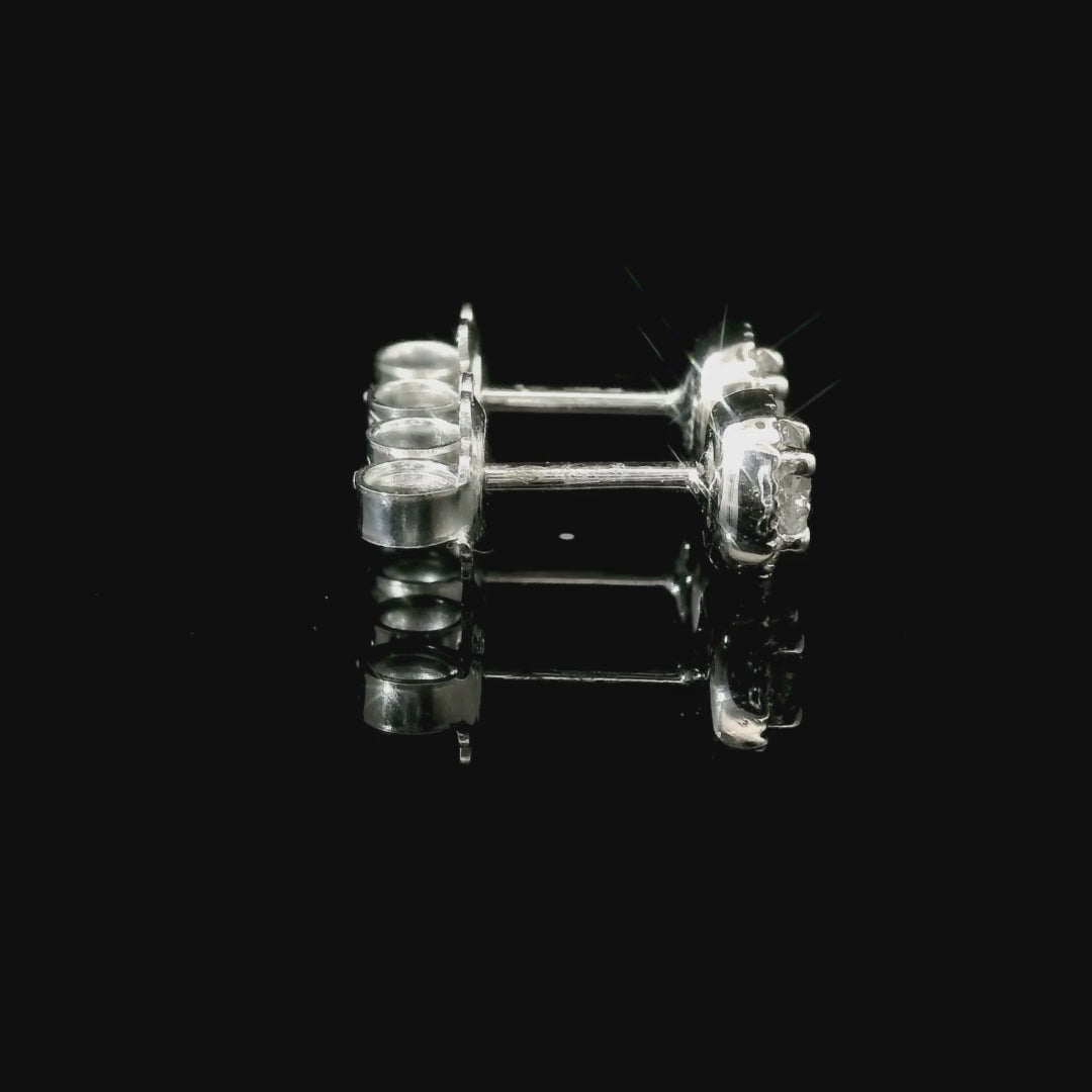 Orecchini punto luce con contorno in oro bianco con diamanti lab-grown taglio brillante, 0,56 carati.