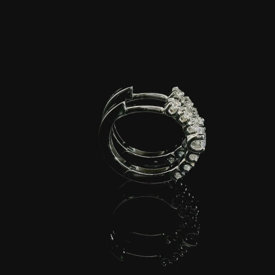 Orecchini a cerchio con spot centrale in oro bianco con diamanti lab-grown taglio brillante, 0,59 carati.