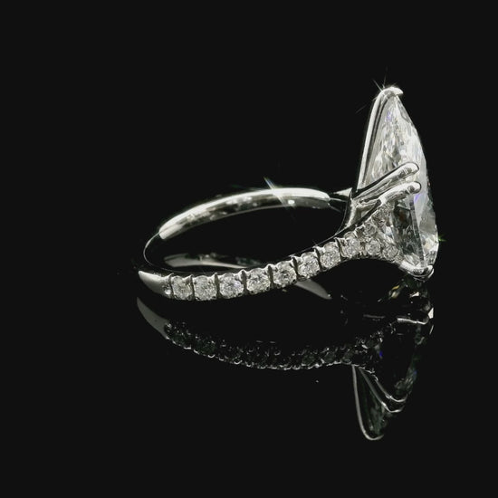 Solitario in oro bianco con diamanti lab-grown taglio Goccia e Brillante, 5,78 carati.