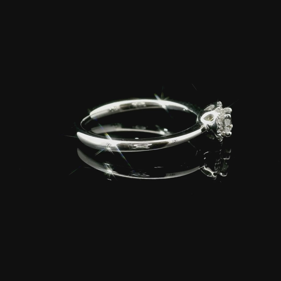 Solitario con contorno in oro bianco e diamanti lab-grown taglio brillante, 0,28 carati.