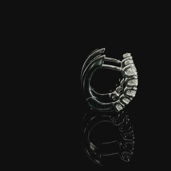 Orecchini a cerchio a gradazione in oro bianco con diamanti lab-grown taglio brillante, 0,95 carati.