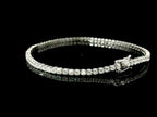 Bracciale tennis a filo in oro bianco e diamanti lab-grown taglio brillante, 2,79 carati.