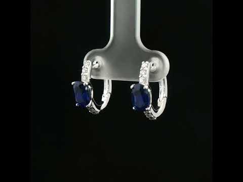 Orecchini in oro bianco con zaffiri Lab-Grown taglio ovale e diamanti Lab-Grown taglio brillante.