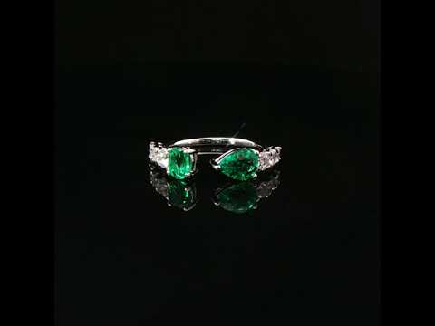 Anello in oro bianco con smeraldi Lab-Grown taglio goccia e ovale, con diamanti Lab-Grown taglio brillante.