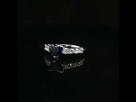 Anello in oro bianco con zaffiro Lab-Grown taglio cuore e diamanti Lab-Grown taglio brillante.