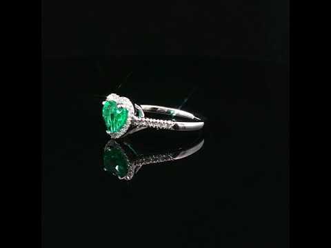 Anello in oro bianco con smeraldo Lab-Grown taglio cuore e diamanti Lab-Grown taglio brillante.