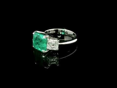 Trilogy in oro bianco con smeraldo lab-grown e diamanti lab-grown taglio asscher.