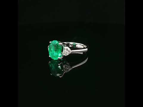 Anello in oro bianco con smeraldo Lab-Grown taglio ovale e diamanti Lab-Grown taglio cuore.