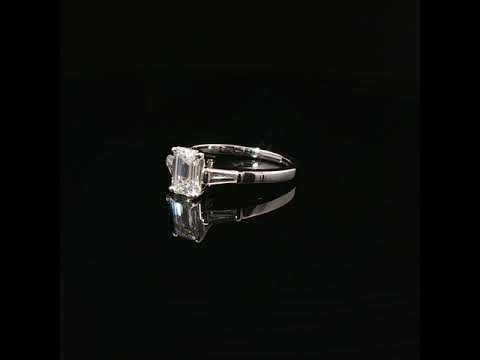 Anello in oro bianco con diamanti Lab-Grown taglio smeraldo e taper, 1,31 carati.