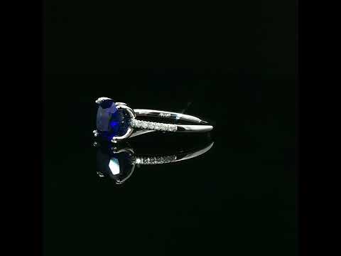 Solitario in oro bianco con zaffiro Lab-Grown taglio cuscino e diamanti Lab-Grown taglio brillante.