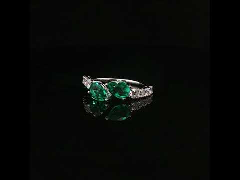 Anello Twin in oro bianco con smeraldi Lab-Grown taglio goccia e diamanti Lab-Grown taglio brillante.
