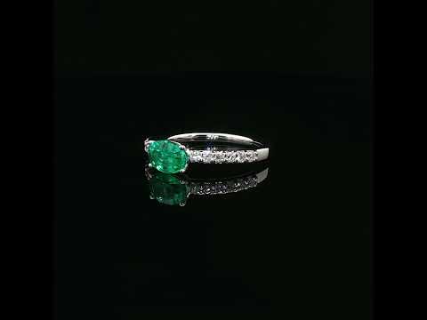 Anello in oro bianco con smeraldo Lab-Grown taglio ovale e diamanti Lab-Grown taglio brillante.