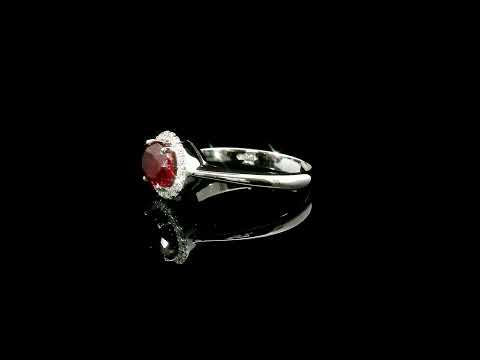 Anello in oro bianco con rubino Lab-Grown e diamanti Lab-Grown taglio brillante.