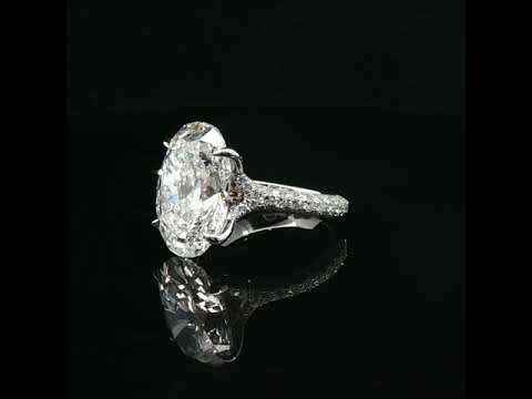 Solitario in oro bianco con diamanti Lab-Grown taglio ovale e brillante, 11,18 carati.