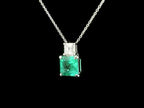 Girocollo in oro bianco con smeraldo lab-grown e diamante lab-grown taglio asscher.