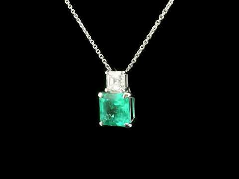 Girocollo in oro bianco con smeraldo lab-grown e diamante lab-grown taglio asscher.