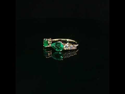 Anello in oro giallo con smeraldi Lab-Grown taglio goccia e ovale con diamanti Lab-Grown taglio brillante.