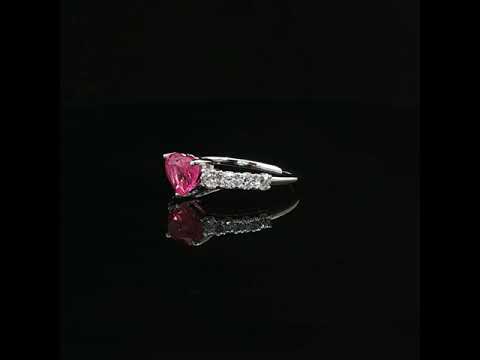 Anello in oro bianco con zaffiro rosa Lab-Grown taglio cuore e diamanti Lab-Grown taglio brillante.