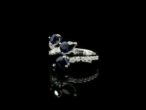 Anello in oro bianco con zaffiri Lab-Grown taglio goccia e diamanti Lab-Grown taglio brillante.
