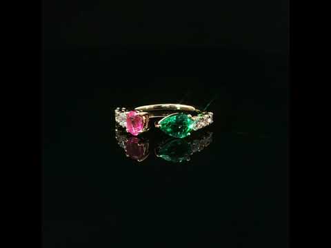 Anello in oro giallo con zaffiro rosa, smeraldo e diamanti Lab-Grown.