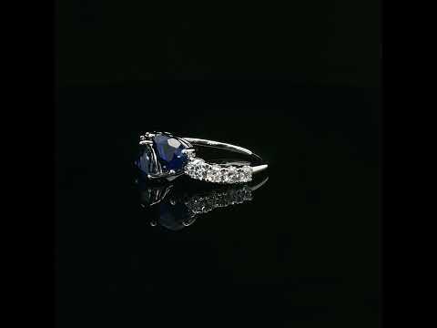 Anello Twin in oro bianco con zaffiri Lab-Grown taglio goccia e diamanti Lab-Grown taglio brillante.