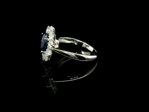 Anello in oro bianco con zaffiro Lab-grown e diamanti Lab-grown taglio brillante.