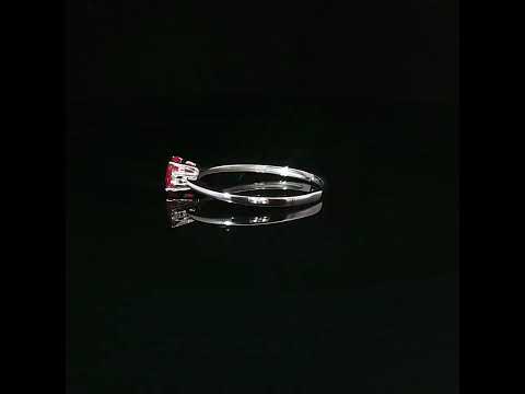 Anello in oro bianco con rubino Lab-Grown taglio ovale e diamanti Lab-Grown taglio brillante.