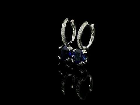 Orecchini a cerchio in oro bianco con zaffiri Lab-Grown e diamanti Lab-Grown taglio brillante.