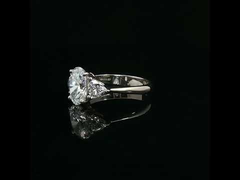 Trilogy in oro bianco con diamanti Lab-Grown taglio ovale e trillion, 2,23 carati.