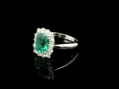 Anello in oro bianco con smeraldo lab-grown e diamanti lab-grown taglio brillante.