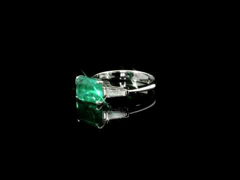 Anello in oro bianco con smeraldo Lab-Grown e diamanti Lab-Grown taglio taper.