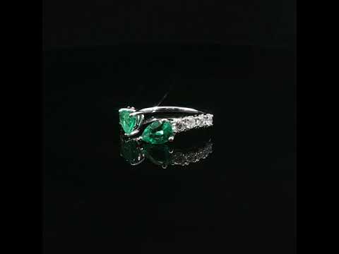 Anello Twin in oro bianco con smeraldi Lab-Grown e diamanti Lab-Grown taglio brillante.