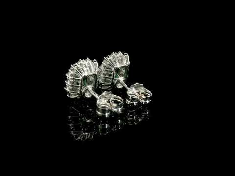 Orecchini in Oro Bianco e Smeraldi Lab-Grown con Contorno di Diamanti Lab-Grown, 1,63 carati.