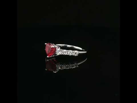 Anello in oro bianco con rubino Lab-Grown taglio cuore e diamanti Lab-Grown taglio brillante.