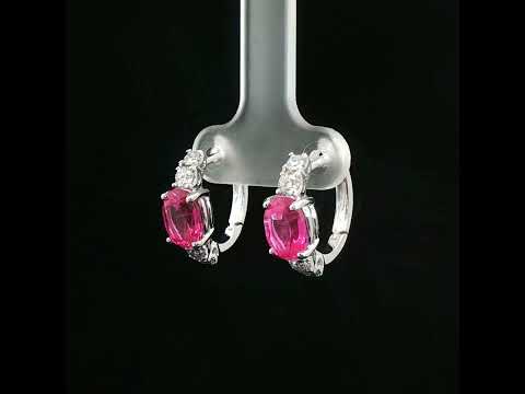 Orecchini in oro bianco con zaffiri rosa Lab-Grown taglio ovale e diamanti Lab-Grown taglio brillante.