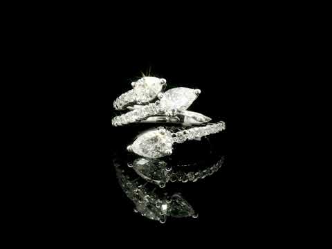 Anello in oro bianco con diamanti Lab-Grown taglio goccia e brillante, 2,14 carati.