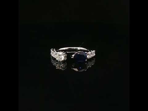 Anello in oro bianco con zaffiro Lab-Grown taglio goccia e diamanti Lab-Grown taglio brillante.