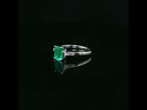 Anello in oro bianco con smeraldo Lab-Grown taglio smeraldo e diamanti Lab-Grown taglio taper.