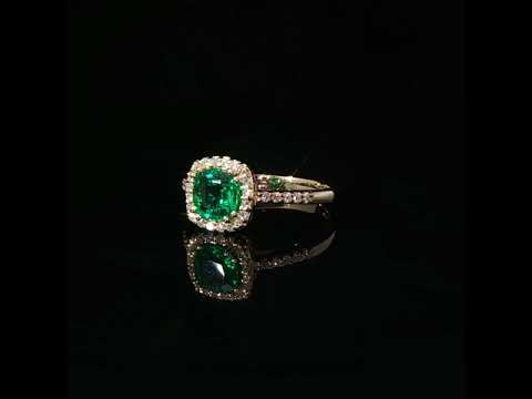 Anello in oro giallo con smeraldo Lab-Grown taglio cuscino e diamanti Lab-Grown taglio brillante.