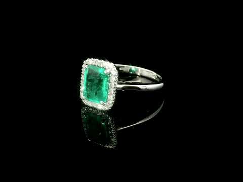 Anello in oro bianco con smeraldo lab-grown e diamanti lab-grown taglio brillante.