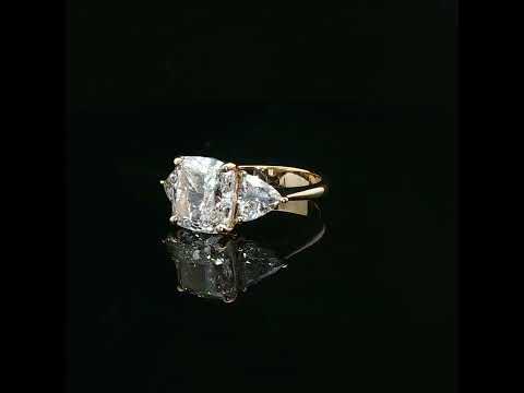 Anello trilogy in oro giallo con diamanti Lab-Grown taglio cuscino e trillion, 6,43 carati.