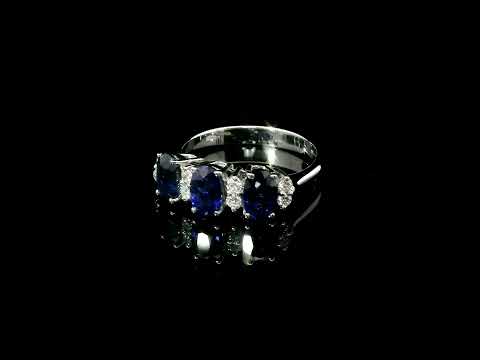 Fedina in oro bianco con zaffiri lab-grown taglio ovale e diamanti lab-grown taglio brillante.