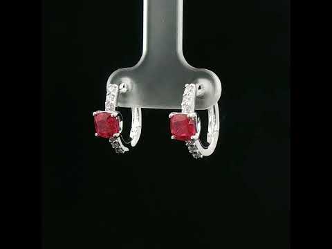 Orecchini in oro bianco con rubini Lab-Grown taglio cuscino e diamanti Lab-Grown taglio brillante.