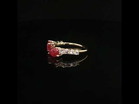 Anello Twin in oro giallo con rubini Lab-Grown e diamanti Lab-Grown taglio brillante.