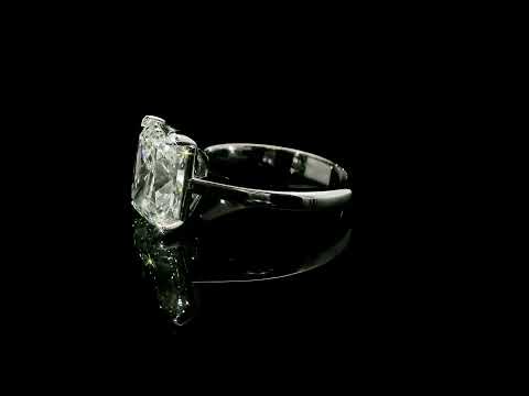Solitaire in white gold with cushion-cut lab-grown diamond, 5.11 carats.