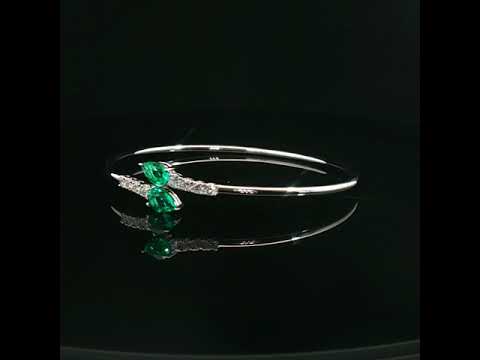 Bracciali Twin in oro bianco con smeraldi Lab-Grown taglio goccia e diamanti Lab-Grown taglio brillante.