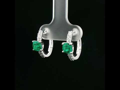 Orecchini in oro bianco con smeraldi Lab-Grown taglio cuscino e diamanti Lab-Grown taglio brillante.